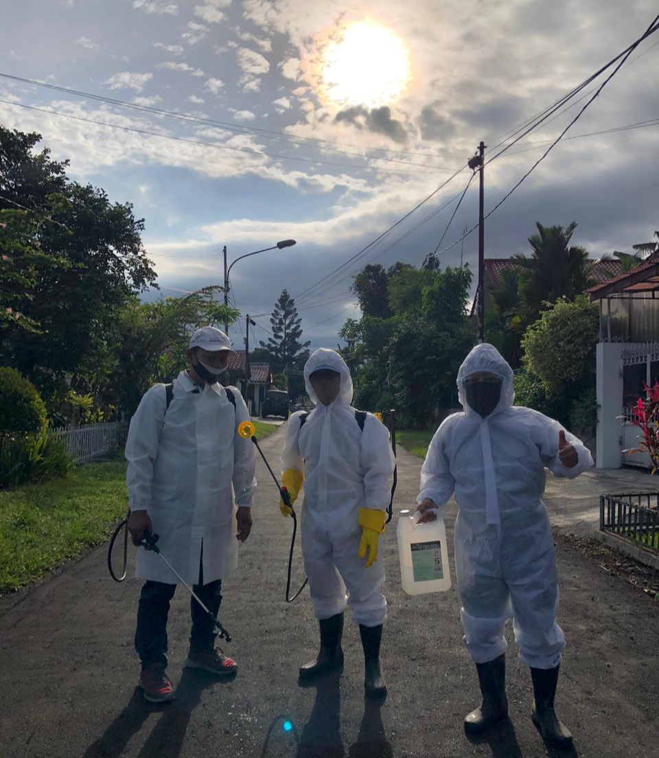 Rw 07 Adakan Penyemprotan Disinfektan dilingkungan Komplek Kehutanan Bondongan