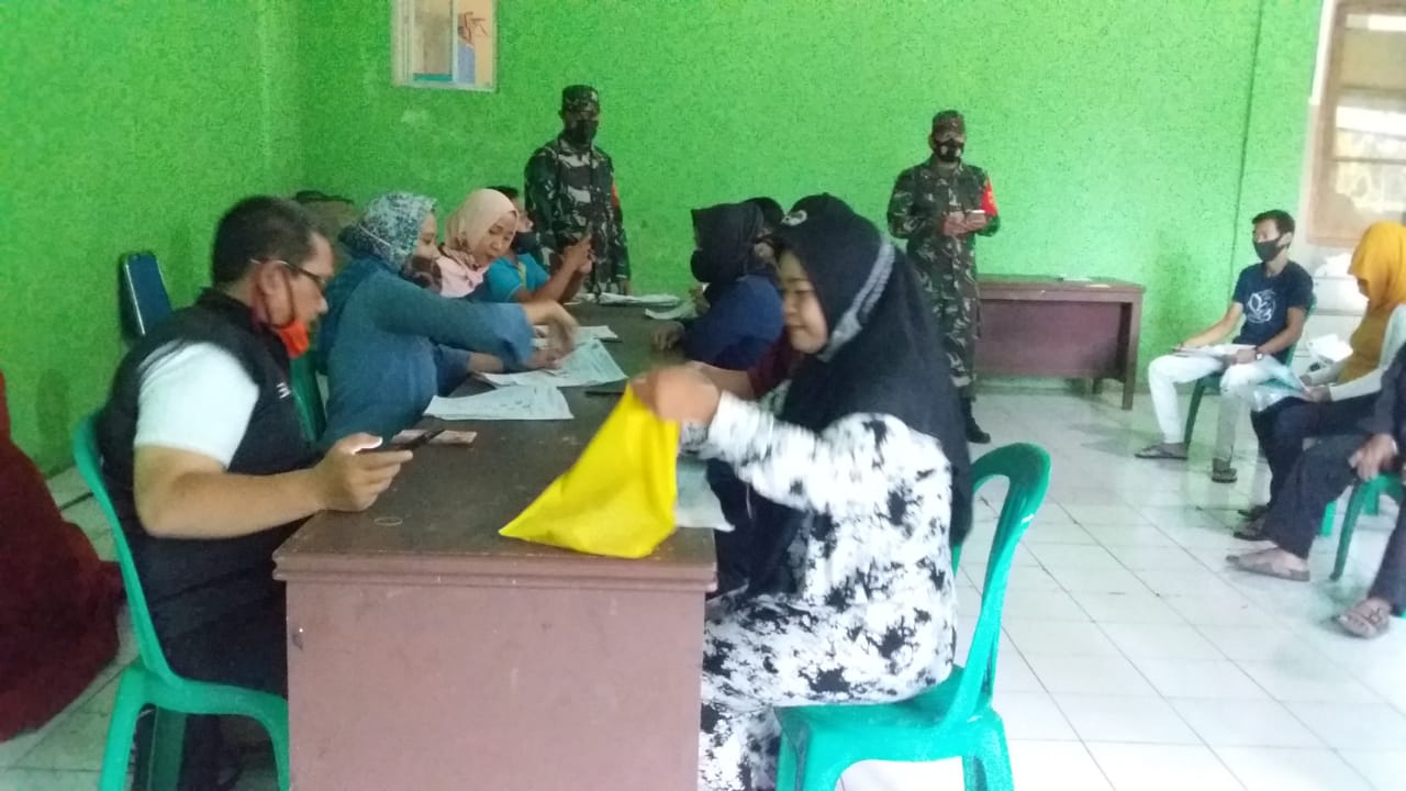 Deddy Winardi Babinsa Desa Kota Batu, Kawal Penyaluran BST