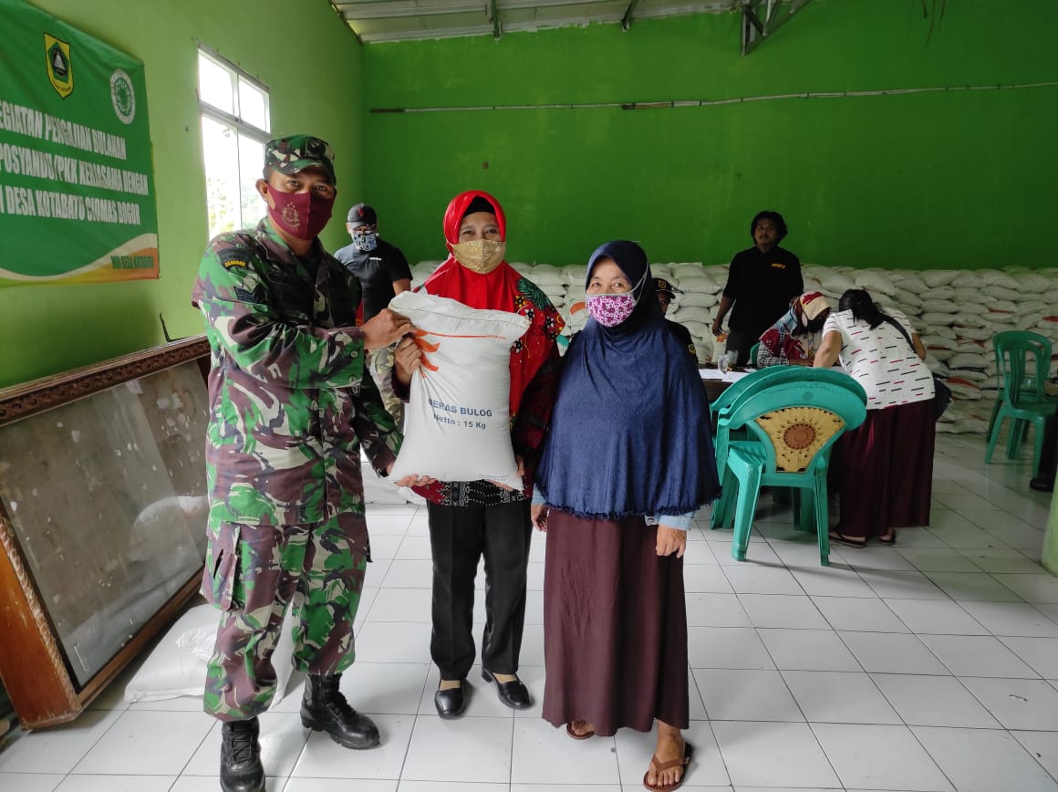 Desa Kota Batu Kembali Salurkan Beras Bantuan Pemerintah Kabupaten Bogor