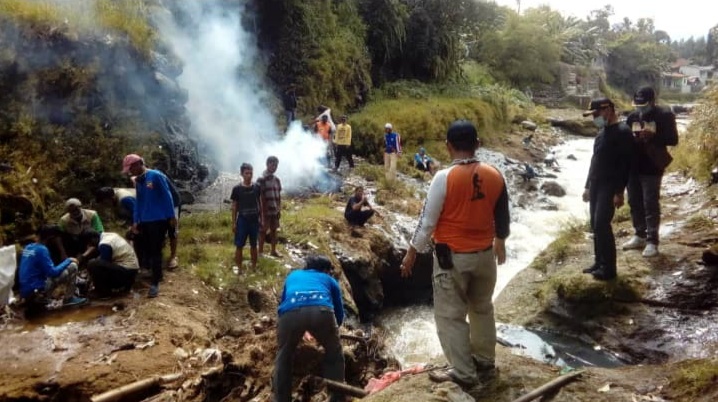 Endang Ketua Rw. 06 Bersama Warga Berjibaku Bersihkan Bantaran Kali Ciliwung Dari Tumpukan Sampah