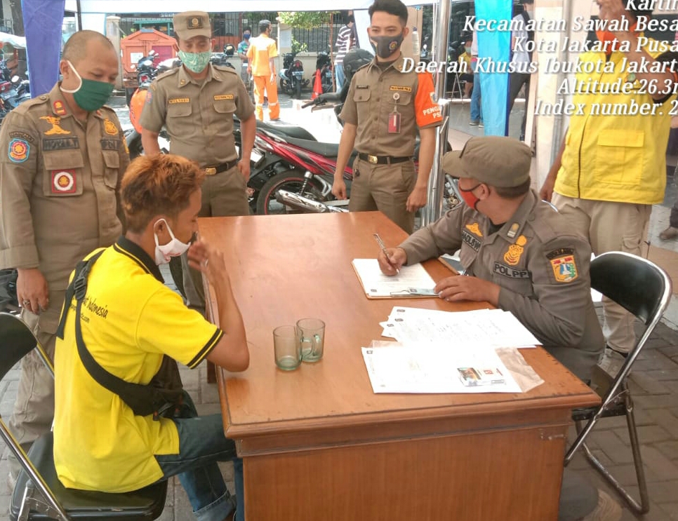 Satpol PP DKI Jakarta Tertibkan Protokol Kesehatan Bagi Warga Kelurahan Sawah Besar