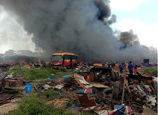 Diduga Api Berasal Dari Percikan Las Akibatnya Gudang Dan Bangkai Bus Transjakarta Hangus Terbakar