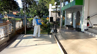 Cegah Penularan Covid 19, Rw. 04 Kelurahan Loji Semprotkan Disinfektan