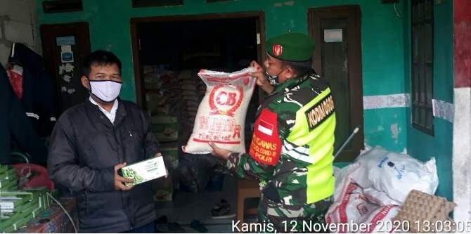 Peltu Kamal Babinsa Kelurahan Loji, Awasi Penyaluran BPNT