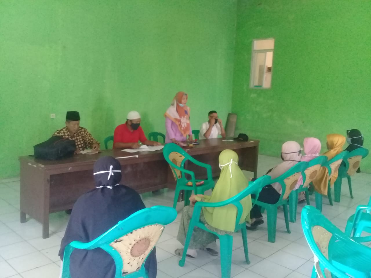 Ratna Wulansari Kades Kota Batu Salurkan Insentif Kepada 50 Orang Guru Ngaji