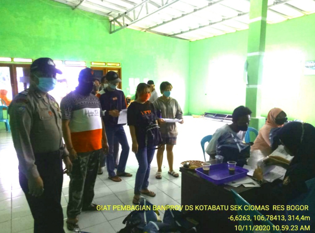 Aiptu Urip Nurbowo Bhabinkamtibmas Desa Kota Awasi Pembagian Banprov Tahap 3 