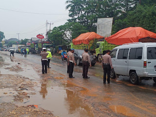 Kapolsek Cileungsi Terjun Langsung Bersihkan Gundukan Tanah Merah di Jl. Raya Narogong Yang Buat Resah Warga