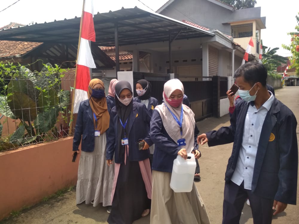 Mahasiswa STIT Sirojul Falah Karadenan Bogor Berjibaku Adakan Penyemprotan Disinfektan