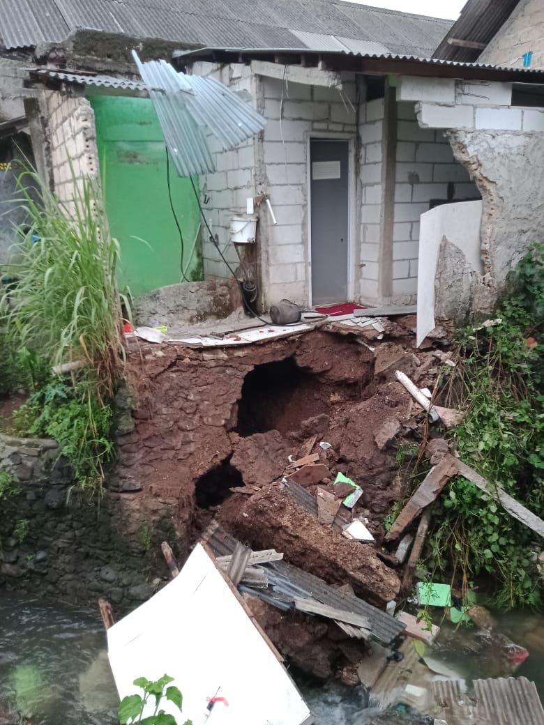 Derasnya Hujan Dan Aliran Sungai Meluap, Setengah Bagian Rumah Homsah Terbawa Hanyut