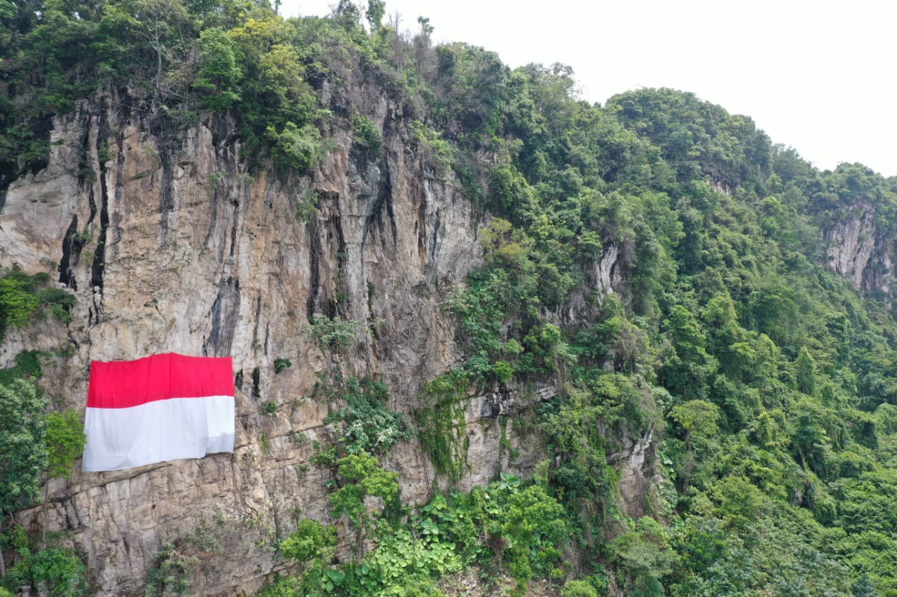 Indocement Kibarkan Bendera Merah Putih Di Tebing Lidah Jeger