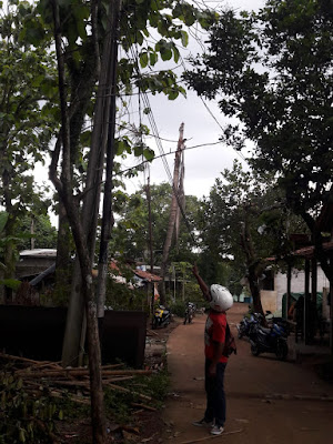 Khawatir Roboh, Warga Berharap Tiang Listrik Segera Di Perbaiki