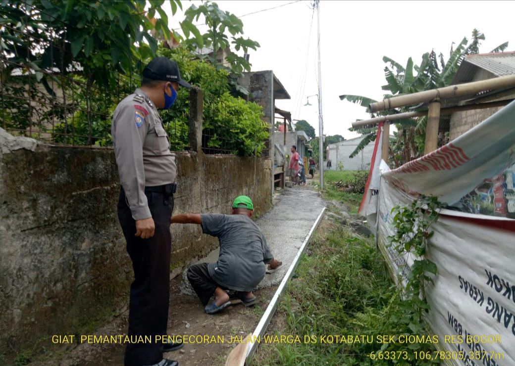 Bhabinkamtibmas Desa Kota Batu Kawal Kegiatan Pembangunan Jaling