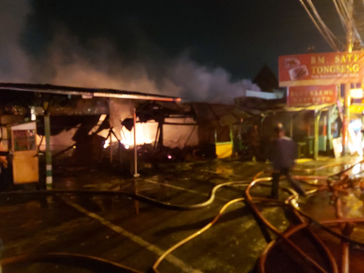 Polsek Ciawi Bersama Warga Dan Damkar Sigap Padamkan Kebakaran Di Rumah Makan Tongseng
