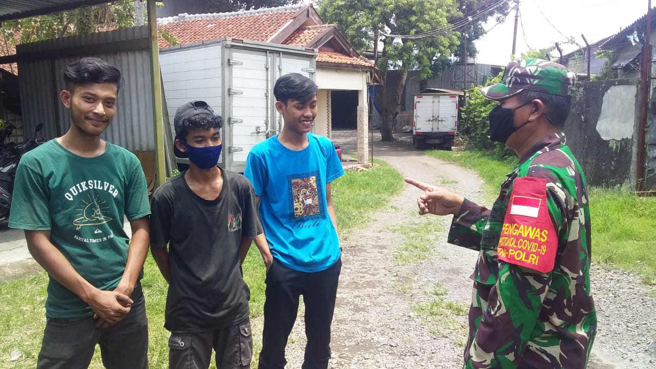 Deddy Winardi Babinsa Desa Kota Batu, Terus Edukasi Warga Tentang Protokol Kesehatan