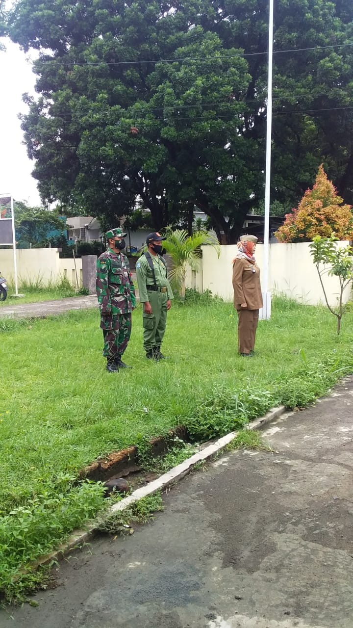 Ratna Wulansari Pimpin Apel Dihalaman Kantor Desa Kota Batu